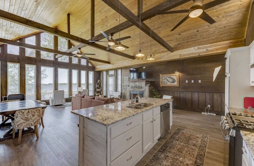 Sondheimer House | Eagle Lake Retreat - Lakefront/EV/AC/Vicksburg MS