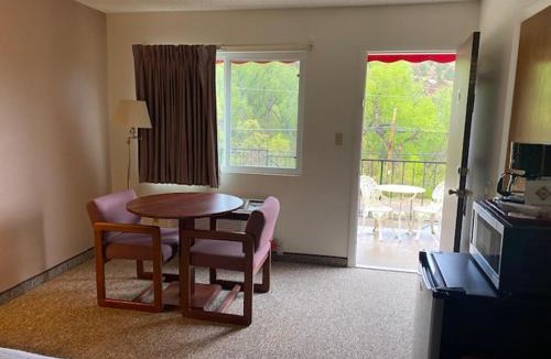 Manitou Springs Historic District Hotel | Eagle Motel