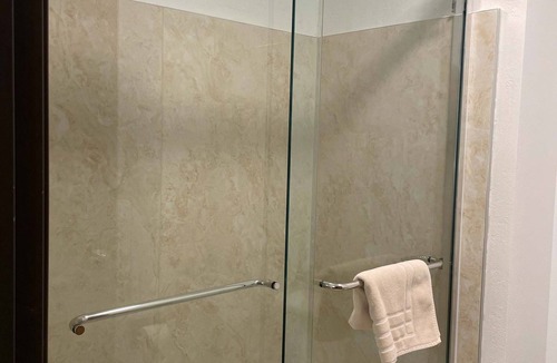 Ashton Hotel | Eagle Peak Lodge & Cabins