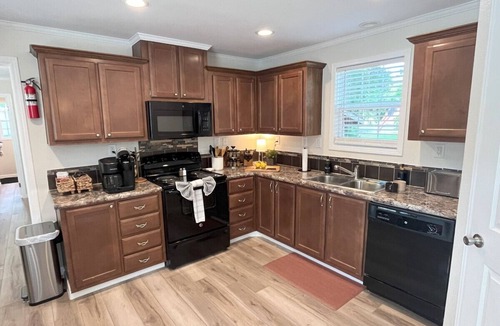Hemphill House | Eagle`s Cove · Waterfront Amazing View, King Bed, Deck