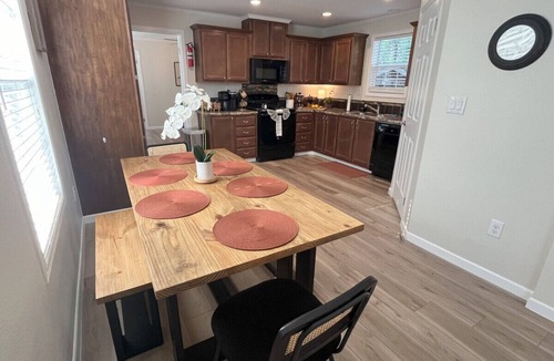 Hemphill House | Eagle`s Cove · Waterfront Amazing View, King Bed, Deck