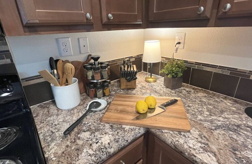 Hemphill House | Eagle`s Cove · Waterfront Amazing View, King Bed, Deck