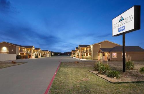 Andrews Hotel | Eagle's Den Suites Andrews a Travelodge by Wyndham