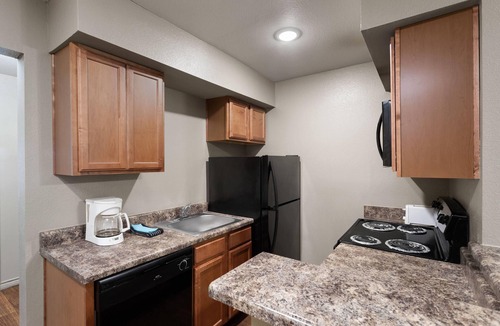 Big Spring Hotel | Eagle's Den Suites Big Spring a Travelodge by Wyndham
