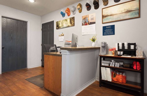 Cotulla Apartment | Eagle's Den Suites Cotulla a Travelodge by Wyndham
