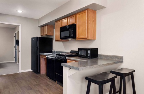 Kenedy Hotel | Eagle's Den Suites Kenedy a Travelodge by Wyndham