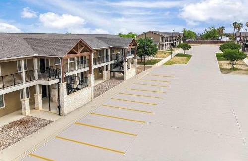 Carrizo Springs Hotel | Eagle's Den Suites Carrizo Springs a Travelodge by Wyndham