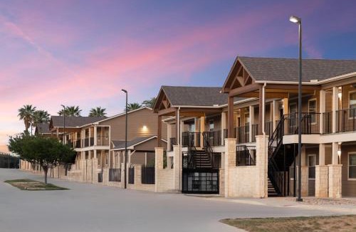 Carrizo Springs Hotel | Eagle's Den Suites Carrizo Springs a Travelodge by Wyndham