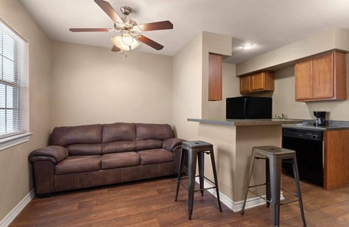 Carrizo Springs Apartment | Eagle's Den Suites Carrizo Springs a Travelodge by Wyndham