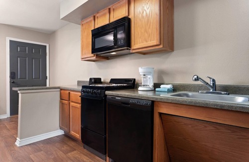 Carrizo Springs Apartment | Eagle's Den Suites Carrizo Springs a Travelodge by Wyndham