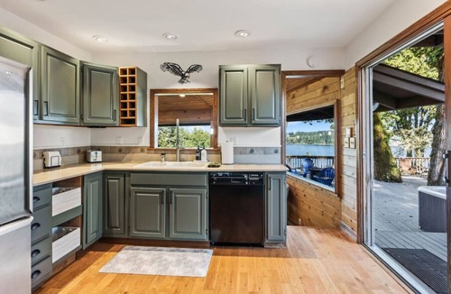 Gig Harbor House | Eagle`s Lookout Lodge w/Hot Tub