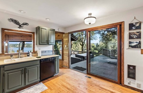 Gig Harbor House | Eagle`s Lookout Lodge w/Hot Tub