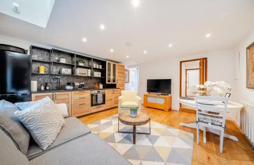 Guildford Apartment | Eagle's Nest