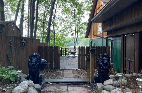 Gladwin Cabin | Eagle's Nest Quiet scenic lakefront with huge Deck!