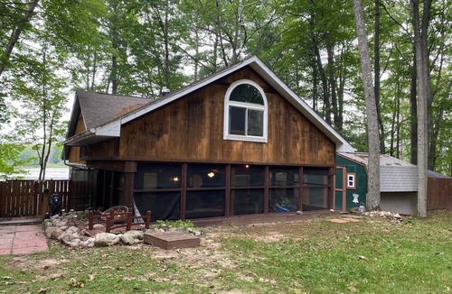 Gladwin Cabin | Eagle's Nest Quiet scenic lakefront with huge Deck!