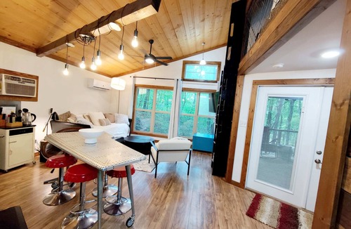 Monteagle Cabin | Eagle Treehouse: Hot Tub, Fireplace, and Outdoor Firepit!