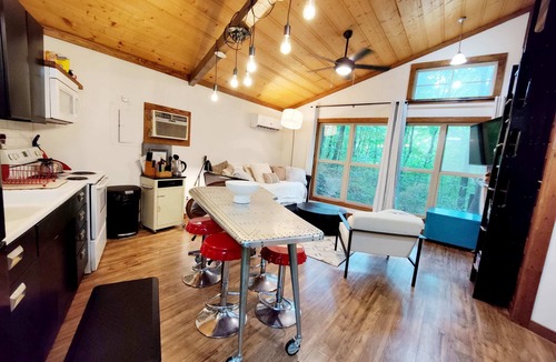 Monteagle Cabin | Eagle Treehouse: Hot Tub, Fireplace, and Outdoor Firepit!