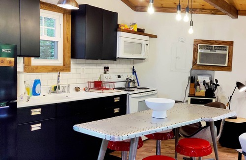 Monteagle Cabin | Eagle Treehouse: Hot Tub, Fireplace, and Outdoor Firepit!