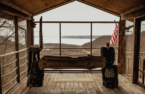 Ferryville Cabin | Eagle View Lodge - 1850's Driftless Log Cabin w/Hot Tub