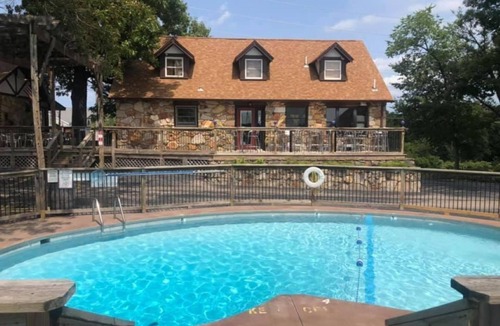 Lake Ozark Hotel | EAGLES NEST MOTEL & LOUNGE