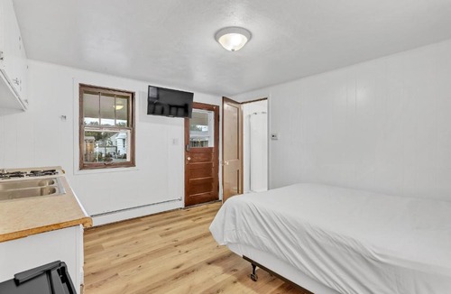 Escanaba Hotel | Eagles Nest Motel Unit 3