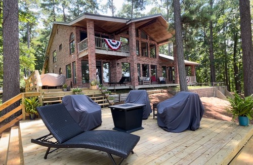 Huntington House | Eagles Point! Incredible Private Waterfront 3.5 acres. Long range water views!