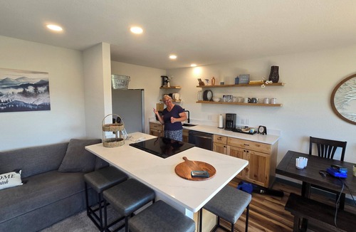 Holiday Island House | Eagles Roost Lakeview B Side w/hottub