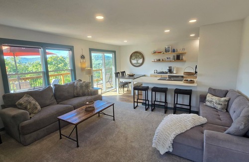 Holiday Island House | Eagles Roost Lakeview A Side w/hottub