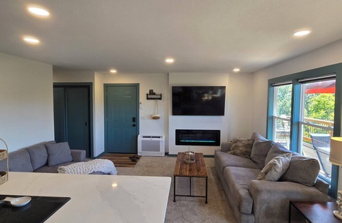 Holiday Island House | Eagles Roost Lakeview A Side w/hottub