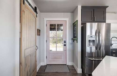 Eagle Rock Cabin | Eagles Roost. Wifi & Dog Friendly. Covered porch & upper Deck w/Sunset Views