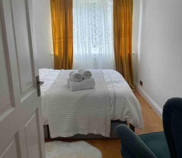 Ealing Common Apartment | Ealing Broadway bright flat