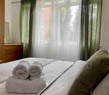 Ealing Common Apartment | Ealing Broadway bright flat