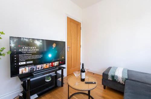 Ealing Common Apartment | Ealing Gem 3 Bath, 2 En-Suite Flat with Parking