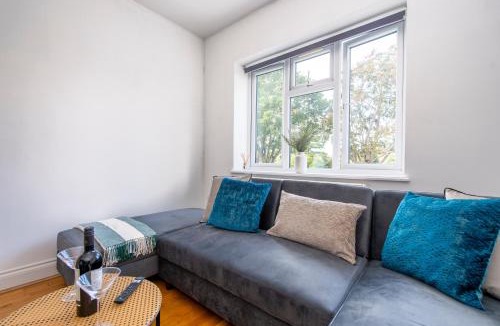 Ealing Common Apartment | Ealing Gem 3 Bath, 2 En-Suite Flat with Parking