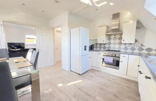 Ealing Common Apartment | Ealing Hight's-underground walking direct to Heathrow -shops