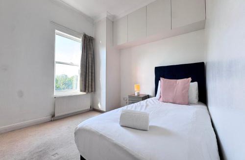 Ealing Common Apartment | Ealing Hight's-underground walking direct to Heathrow -shops