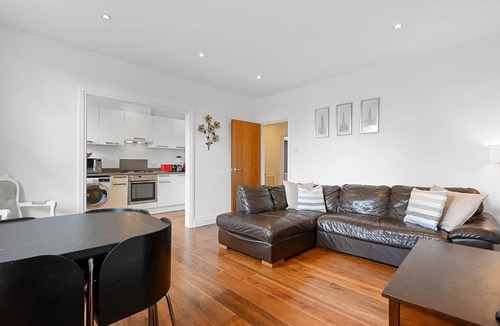Ealing Common Apartment | Ealing W5 - Comfy 2 Bedroom & 1 Bathroom Flat