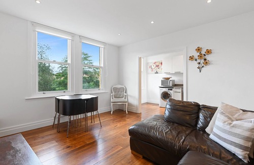 Ealing Common Apartment | Ealing W5 - Comfy 2 Bedroom & 1 Bathroom Flat