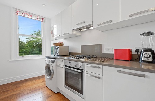 Ealing Common Apartment | Ealing W5 - Comfy 2 Bedroom & 1 Bathroom Flat