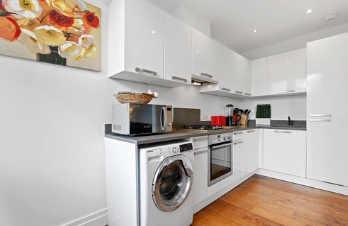 Ealing Common Apartment | Ealing W5 - Comfy 2 Bedroom & 1 Bathroom Flat