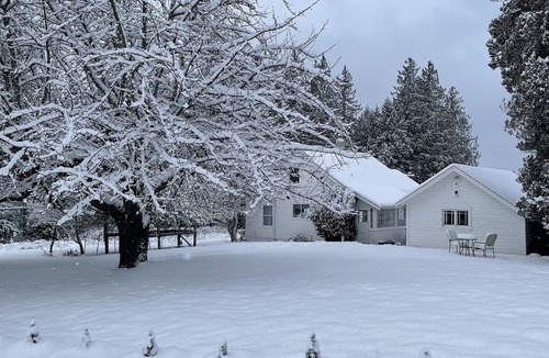 Snohomish House | Early 1900s Countryside Farm Stay