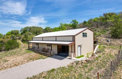 Early House | Early Cabin w/Deck ~ 20 Mi to Lake Brownwood!