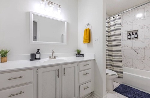 Memphis House | Earth Chic Getaway. Large Backyard! Pet- Friendly!