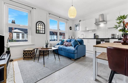 Seven Sisters Apartment | Earth Tones and Greenery: 4BR Flat Sleeps 8