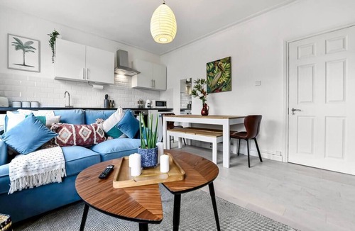 Seven Sisters Apartment | Earth Tones and Greenery: 4BR Flat Sleeps 8