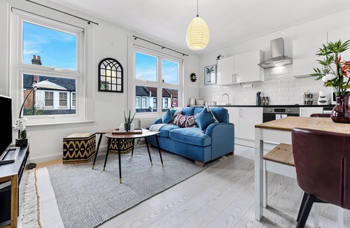 Harringay Apartment | Earth Tones & Greenery: 4BR Flat Sleeps 8