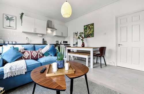 Harringay Apartment | Earth Tones & Greenery: 4BR Flat Sleeps 8