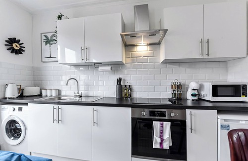 Harringay Apartment | Earth Tones & Greenery: 4BR Flat Sleeps 8