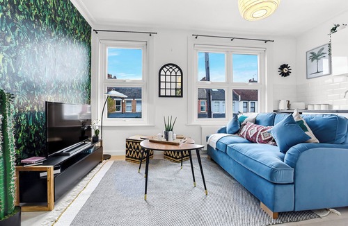 Harringay Apartment | Earth Tones & Greenery: 4BR Flat Sleeps 8