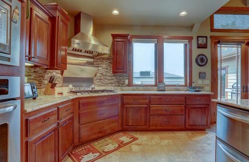 Mountain View House | Earth Water Fire 4 Bdrm Home with Spacious Deck - 30 Day Minimum home